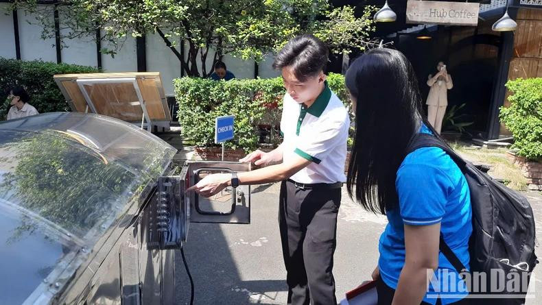 Les participants découvrent l’espace d’exposition dédié aux produits scientifiques et technologiques présentés lors du séminaire.