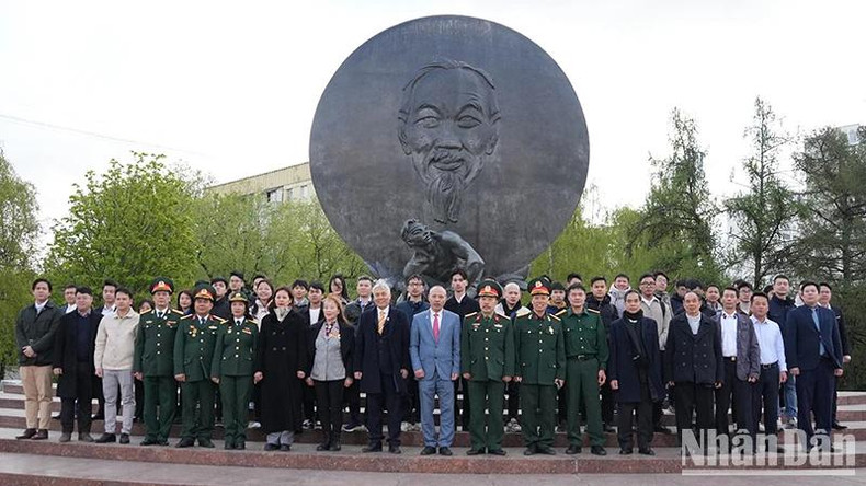D’anciens combattants et des représentants de la jeunesse vietnamienne en Russie prennent une photo souvenir devant la statue de Hô Chi Minh. Photo : Xuan Hung