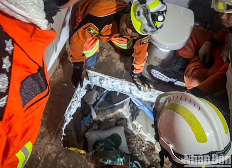 Après avoir percé le plancher, les équipes de secours ont réussi à atteindre la victime coincée en dessous. Après avoir percé le plancher, les équipes de secours ont réussi à atteindre la victime coincée en dessous.