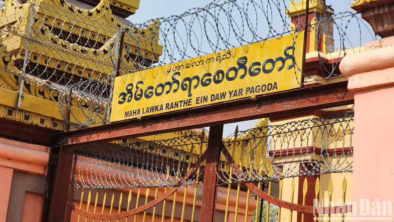 Ce ne sont pas seulement les immeubles qui se sont effondrés : de nombreuses pagodes célèbres de l’ancienne capitale Mandalay ont également subi d’importants dégâts. La porte arrière de la pagode Maha Lawka Ranthe Ein Daw Yar — un édifice vieux de 140 ans — a été entièrement détruite. Ce ne sont pas seulement les immeubles qui se sont effondrés : de nombreuses pagodes célèbres de l’ancienne capitale Mandalay ont également subi d’importants dégâts. La porte arrière de la pagode Maha Lawka Ranthe Ein Daw Yar — un édifice vieux de 140 ans — a été entièrement détruite.