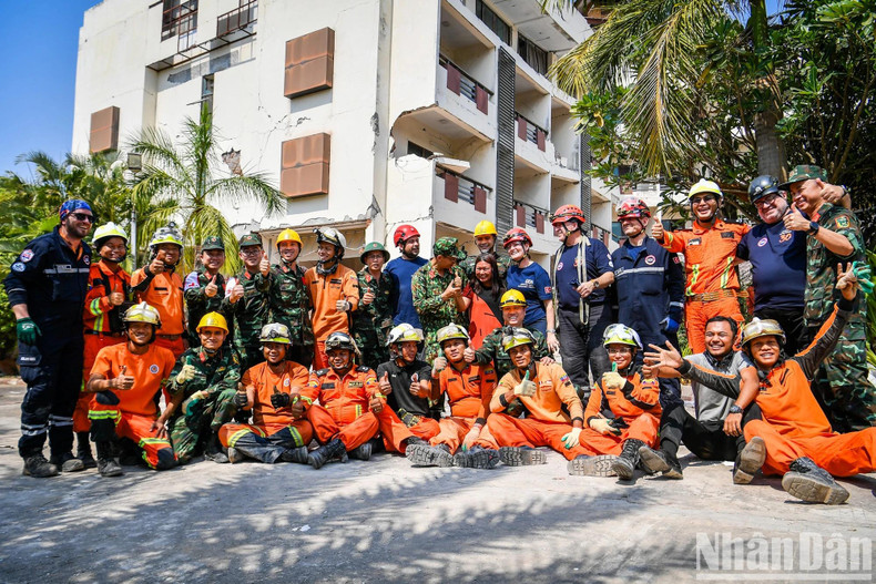 La joie des forces impliquées dans le sauvetage miraculeux. La joie des forces impliquées dans le sauvetage miraculeux.