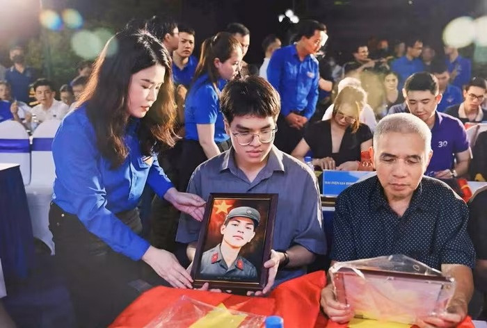La secrétaire Chu Hong Minh lors d’activités de la jeunesse tournées vers la mémoire des héros.