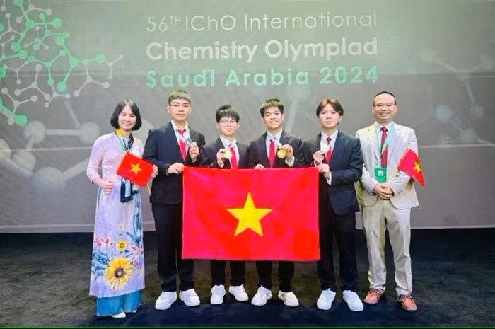 Nguyen Huu Tien Hung (troisième à partir de la droite) aux côtés de ses enseignants et camarades de la délégation vietnamienne participant à l’Olympiade internationale de chimie 2024.