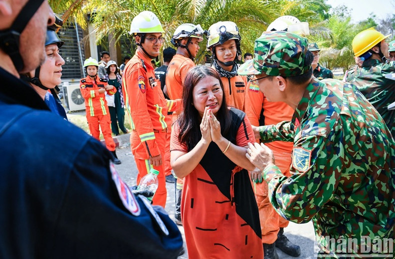 La joie des proches des victimes après le succès de l’opération de sauvetage. La joie des proches des victimes après le succès de l’opération de sauvetage.