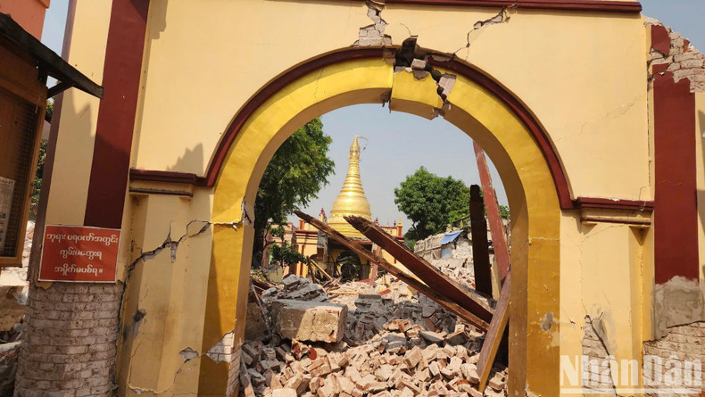 Le séisme du 28 mars a provoqué l’effondrement total de la structure arrière de cette magnifique pagode. Le séisme du 28 mars a provoqué l’effondrement total de la structure arrière de cette magnifique pagode.