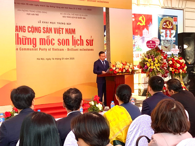 Le Dr Nguyen Van Doan, directeur du Musée national d’histoire du Vietnam, prend la parole lors de la cérémonie d’ouverture. Photo : HA PHUONG & TUNG CHI/NDEL. Le Dr Nguyen Van Doan, directeur du Musée national d’histoire du Vietnam, prend la parole lors de la cérémonie d’ouverture. Photo : HA PHUONG & TUNG CHI/NDEL.