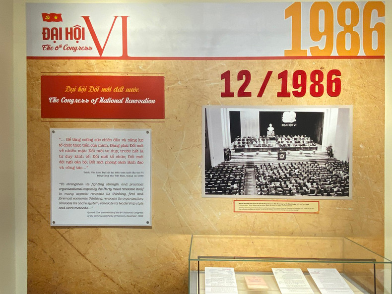 L'exposition sur le VIe Congrès national du PCV qui marque un jalon important du processus de renouveau du pays. Photo : HA PHUONG & TUNG CHI/NDEL. L'exposition sur le VIe Congrès national du PCV qui marque un jalon important du processus de renouveau du pays. Photo : HA PHUONG & TUNG CHI/NDEL.