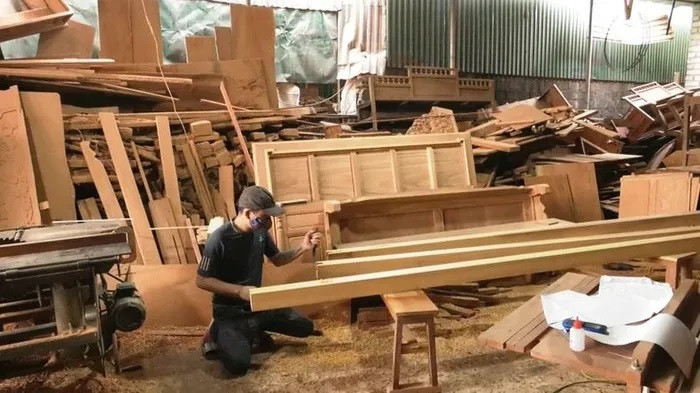 Un menuisier du village de Thai Yen. Un menuisier du village de Thai Yen.