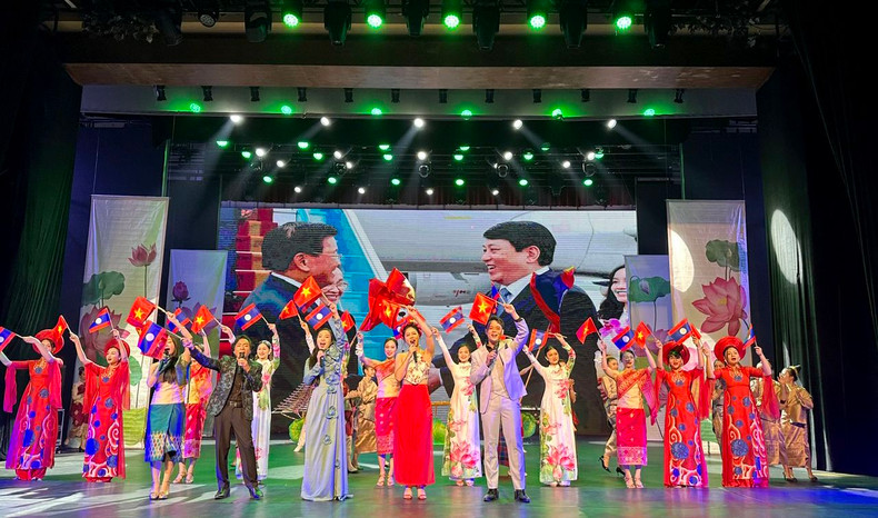 Les artistes vietnamiens se produisant lors de la Semaine de la culture vietnamienne au Laos en 2024. Les artistes vietnamiens se produisant lors de la Semaine de la culture vietnamienne au Laos en 2024.