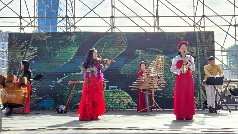 L’artiste violoniste Trinh Minh Hiên se produisant lors de la Journée de la culture vietnamienne en Mongolie en 2024. L’artiste violoniste Trinh Minh Hiên se produisant lors de la Journée de la culture vietnamienne en Mongolie en 2024.