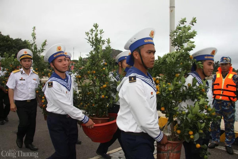 La 4e zone navale a transporté des pots de kumquat vers les îles et les points insulaires de l’archipel de Truong Sa. Photo : HQ La 4e zone navale a transporté des pots de kumquat vers les îles et les points insulaires de l’archipel de Truong Sa. Photo : HQ