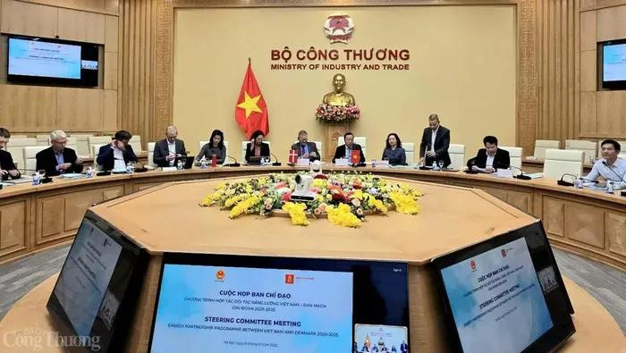 La quatrième réunion du Comité de pilotage du Programme de Partenariat énergétique Vietnam-Danemark a eu lieu le 15 janvier après-midi, à Hanoï. Photo: congthuong. La quatrième réunion du Comité de pilotage du Programme de Partenariat énergétique Vietnam-Danemark a eu lieu le 15 janvier après-midi, à Hanoï. Photo: congthuong.