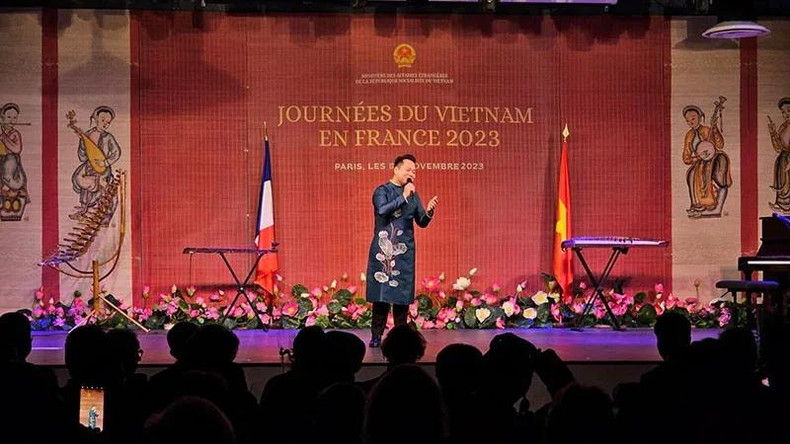 Lê Thanh Phong se produit en France. Lê Thanh Phong se produit en France.