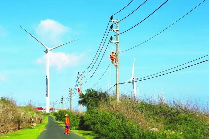 Un projet d’énergie éolienne sur l’île de Phu Quy, Binh Thuân. Photo : journal Thanh Niên