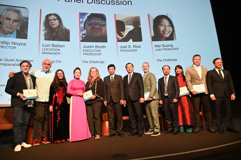 La délégation vietnamienne en mission de promotion du cinéma, de la culture et du tourisme aux États-Unis. La délégation vietnamienne en mission de promotion du cinéma, de la culture et du tourisme aux États-Unis.