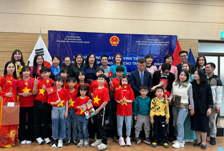 Cérémonie de lancement de la Journée en l'honneur de la langue vietnamienne et ouverture des cours de langue vietnamienne pour les enfants issus de familles multiculturelles en 2024 en République de Corée. Photo : Thoidai.com.vn Cérémonie de lancement de la Journée en l'honneur de la langue vietnamienne et ouverture des cours de langue vietnamienne pour les enfants issus de familles multiculturelles en 2024 en République de Corée. Photo : Thoidai.com.vn