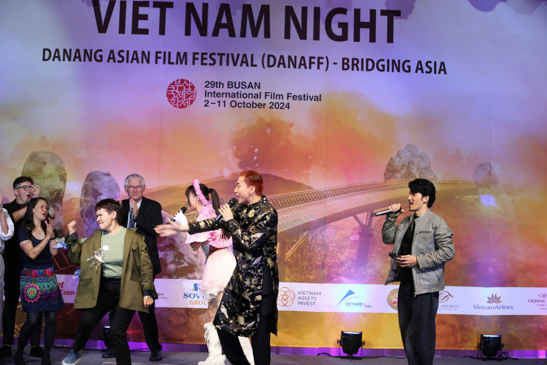La délégation vietnamienne lors de la « Vietnam Night » au Festival du film de Busan. La délégation vietnamienne lors de la « Vietnam Night » au Festival du film de Busan.