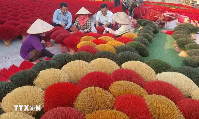 Les bâtonnets d'encens de Quang Phu Câu déjà populaires au Vietnam sont également exportés vers des marchés comme la Chine, l'Inde et la Malaisie. Photo : VNA. Les bâtonnets d'encens de Quang Phu Câu déjà populaires au Vietnam sont également exportés vers des marchés comme la Chine, l'Inde et la Malaisie. Photo : VNA.