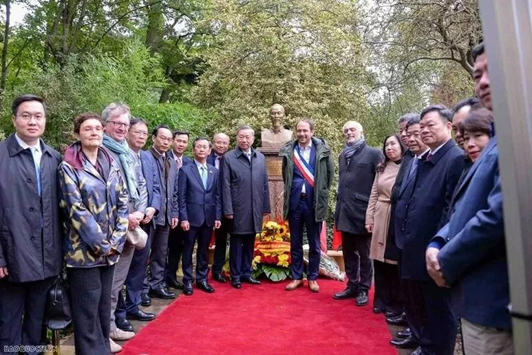 Lors de la visite officielle en France, le secrétaire général et président de la République, Tô Lâm, en octobre 2024, a fleuri le monument dédié au président Hô Chi Minh dans la ville de Montreuil. Photo : baoquocte Lors de la visite officielle en France, le secrétaire général et président de la République, Tô Lâm, en octobre 2024, a fleuri le monument dédié au président Hô Chi Minh dans la ville de Montreuil. Photo : baoquocte