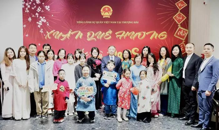 Les cadres et employés du Consulat général posent pour une photo avec les membres de la diaspora, les entreprises et les étudiants vietnamiens à Shanghai. Photo : baoquocte.vn Les cadres et employés du Consulat général posent pour une photo avec les membres de la diaspora, les entreprises et les étudiants vietnamiens à Shanghai. Photo : baoquocte.vn