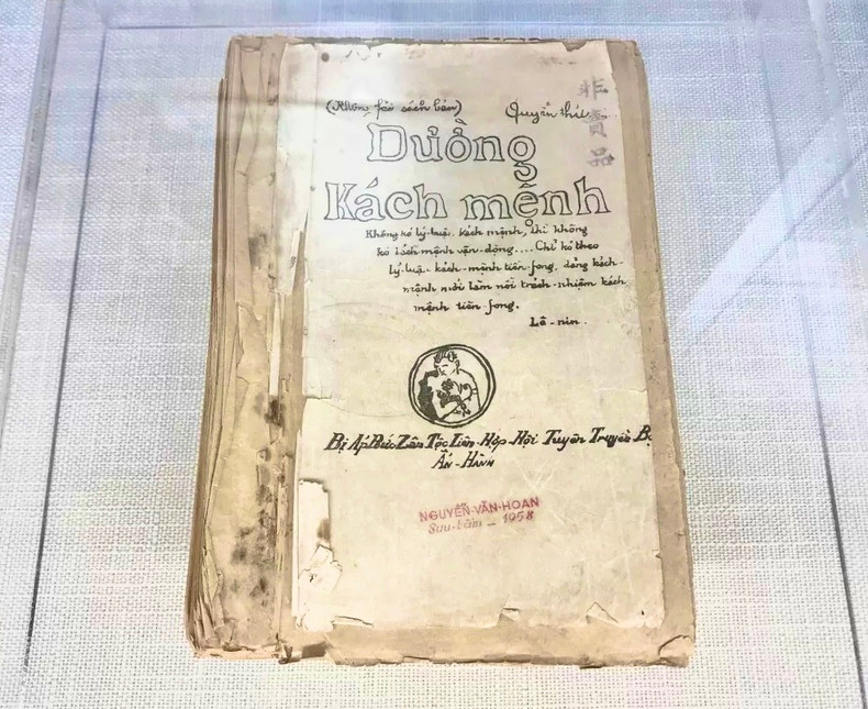 Le manuscrit Duong Kach Mênh (La voie révolutionnaire) de Nguyên Ai Quôc (Président Hô Chi Minh) publié en 1927 est classé en tant que trésor national. Photo d'archives. Le manuscrit Duong Kach Mênh (La voie révolutionnaire) de Nguyên Ai Quôc (Président Hô Chi Minh) publié en 1927 est classé en tant que trésor national. Photo d'archives.