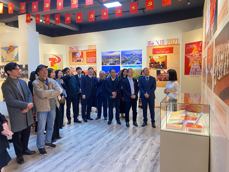 Les délégués visitent l'exposition. Photo : HA PHUONG & TUNG CHI/NDEL. Les délégués visitent l'exposition. Photo : HA PHUONG & TUNG CHI/NDEL.