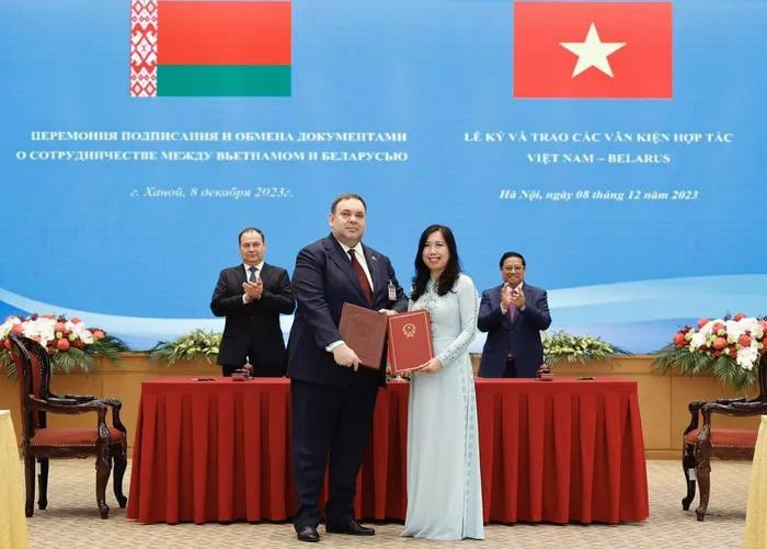 Le Premier ministre vietnamien Pham Minh Chinh et le Premier ministre biélorusse Roman Golovchenko ont assisté à la cérémonie de signature et d’échange de l’accord entre le Vietnam et le Bélarus sur l’exemption de visa pour les titulaires de passeports ordinaires, le 8 décembre 2023. Photo : VGP