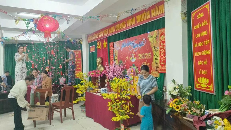 Les habitants de l’île de Da Tây décorent la salle de réunion pour se préparer au Têt. Photo : congthuong. Les habitants de l’île de Da Tây décorent la salle de réunion pour se préparer au Têt. Photo : congthuong.