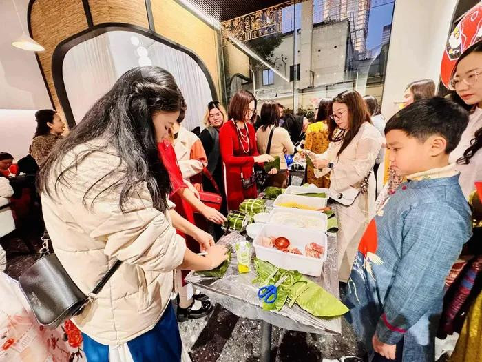 Les membres de la diaspora vietnamienne participent à des activités imprégnées des traditions du Têt. Photo : baoquocte.vn Les membres de la diaspora vietnamienne participent à des activités imprégnées des traditions du Têt. Photo : baoquocte.vn