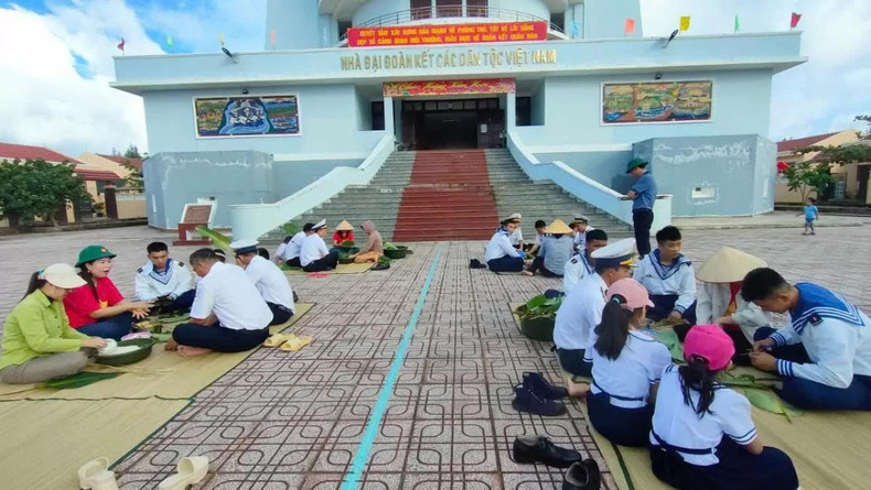 Les soldats et les civils de l’île de Da Tay emballent du banh chung pour se préparer au Têt. Photo : congthuong.vn Les soldats et les civils de l’île de Da Tay emballent du banh chung pour se préparer au Têt. Photo : congthuong.vn