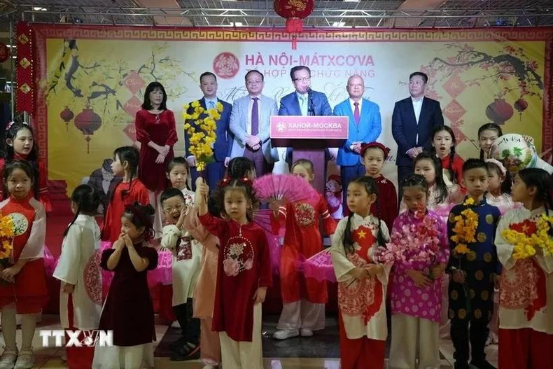 L’ambassadeur du Vietnam en Fédération de Russie, Dang Minh Khoi, pose pour une photo souvenir avec les enfants de la communauté vietnamienne en Fédération de Russie lors du programme Tet Sum Vay - Célébration du Nouvel an du Serpent 2025 le 24 janvier. Photo : VNA L’ambassadeur du Vietnam en Fédération de Russie, Dang Minh Khoi, pose pour une photo souvenir avec les enfants de la communauté vietnamienne en Fédération de Russie lors du programme Tet Sum Vay - Célébration du Nouvel an du Serpent 2025 le 24 janvier. Photo : VNA