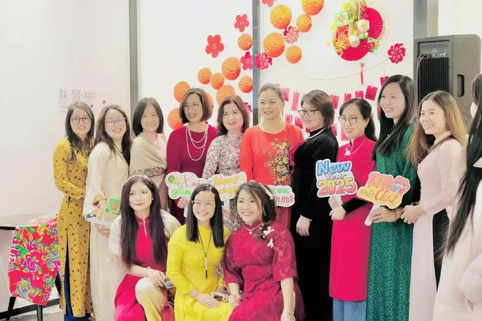 L’événement est un rendez-vous annuel pour la diaspora vietnamienne, qui continue de bâtir des ponts entre les traditions de leur terre natale et leur vie à l’étranger. Photo : baoquocte.vn L’événement est un rendez-vous annuel pour la diaspora vietnamienne, qui continue de bâtir des ponts entre les traditions de leur terre natale et leur vie à l’étranger. Photo : baoquocte.vn