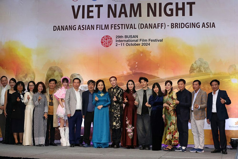 La délégation vietnamienne lors de la soirée de promotion du Vietnam au Festival du film de Busan. La délégation vietnamienne lors de la soirée de promotion du Vietnam au Festival du film de Busan.