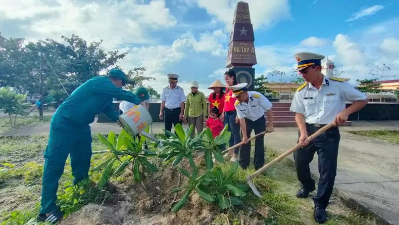 Plantation d’arbres sur l’île de Da Tây en 2025. Photo : congthuong.vn Plantation d’arbres sur l’île de Da Tây en 2025. Photo : congthuong.vn