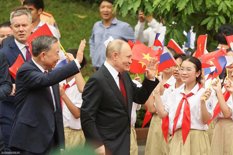 Les enfants accueillent le président russe Vladimir Poutine lors de sa visite d'État au Vietnam, le 20 juin 2024. Photo : baoquocte Les enfants accueillent le président russe Vladimir Poutine lors de sa visite d'État au Vietnam, le 20 juin 2024. Photo : baoquocte