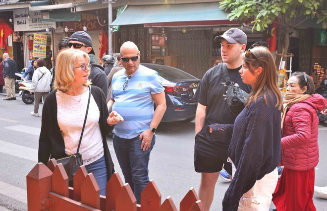 Les quatre temples dédiés à quatre divinités gardant les directions cardinales de la citadelle attirent des foules, habitants locaux et touristes étrangers. Photo: VNA