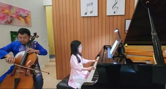 Colette Chen-Ho et son père interprètent « Ngày Tết quê em » (Têt dans ma ville natale). Photo : baoquocte.vn