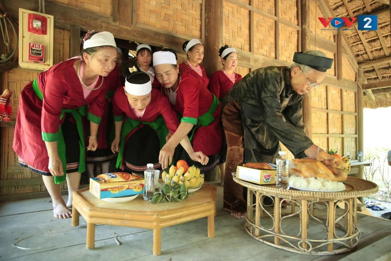 Le maître de cérémonie Le Van Tuong (en noir) prépare les plateaux d’offrandes pour la fête du riz nouveau. Photo : VOV Le maître de cérémonie Le Van Tuong (en noir) prépare les plateaux d’offrandes pour la fête du riz nouveau. Photo : VOV