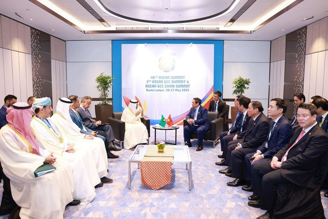 Lors de la réunion entre le Premier ministre Pham Minh Chinh et le secrétaire général du Conseil de coopération du Golfe (CCG), Jasem Mohamed Al Budaiwi. Photo: VNA