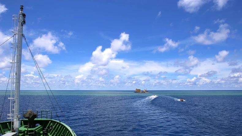 Des petites embarcations se détachent du navire pour rejoindre l’île Da Lon.