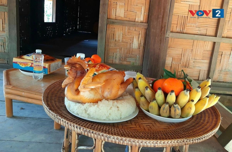 Le plateau d’offrandes lors de la fête du riz nouveau des Tho comprend deux plateaux : l’un végétarien et l’autre composé de mets salés. Photo : VOV Le plateau d’offrandes lors de la fête du riz nouveau des Tho comprend deux plateaux : l’un végétarien et l’autre composé de mets salés. Photo : VOV