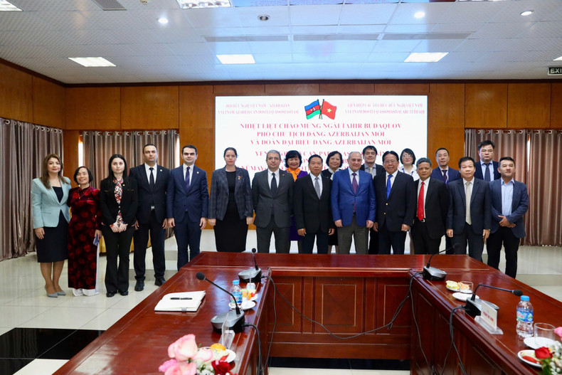 Le Dr. Nghiem Vu Khai (premier rang, quatrième depuis la droite) participe à la rencontre avec la délégation conduite par M. Tahir Budagov, vice-président du Nouveau Parti d’Azerbaïdjan, lors d’une séance de travail avec l’Association d’amitié Vietnam - Azerbaïdjan, le 22 novembre 2023 à Hanoï. Photo : Dinh Hoa.