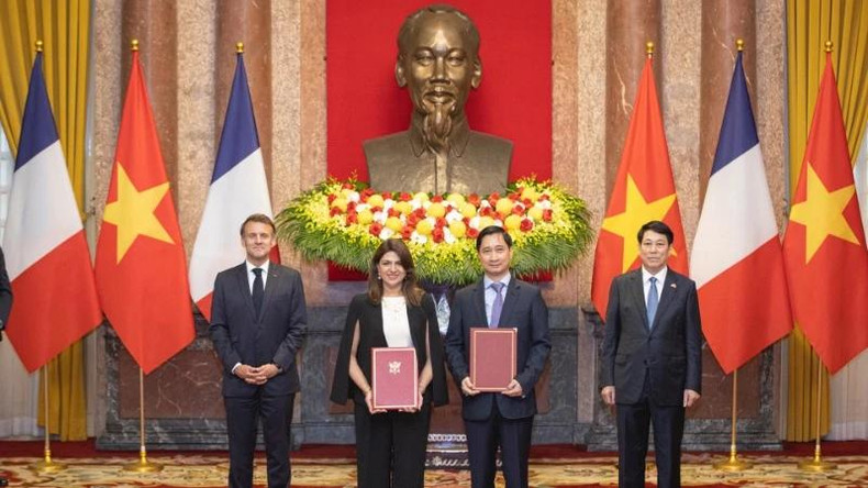 M. Ngo Chi Dung, directeur général et président du conseil d’administration de la société Vietnam Vaccine (VNVC), et Mme Zainab Sadat Qayyum, présidente de Sanofi Asie du Sud-Est – Inde, échangent les documents de l’accord de coopération sur le transfert de technologie de production de vaccins de Sanofi à l’usine de vaccins et produits biologiques de VNVC, en présence du président vietnamien Luong Cuong et du président français Emmanuel Macron. Photo : Son Tung M. Ngo Chi Dung, directeur général et président du conseil d’administration de la société Vietnam Vaccine (VNVC), et Mme Zainab Sadat Qayyum, présidente de Sanofi Asie du Sud-Est – Inde, échangent les documents de l’accord de coopération sur le transfert de technologie de production de vaccins de Sanofi à l’usine de vaccins et produits biologiques de VNVC, en présence du président vietnamien Luong Cuong et du président français Emmanuel Macron. Photo : Son Tung