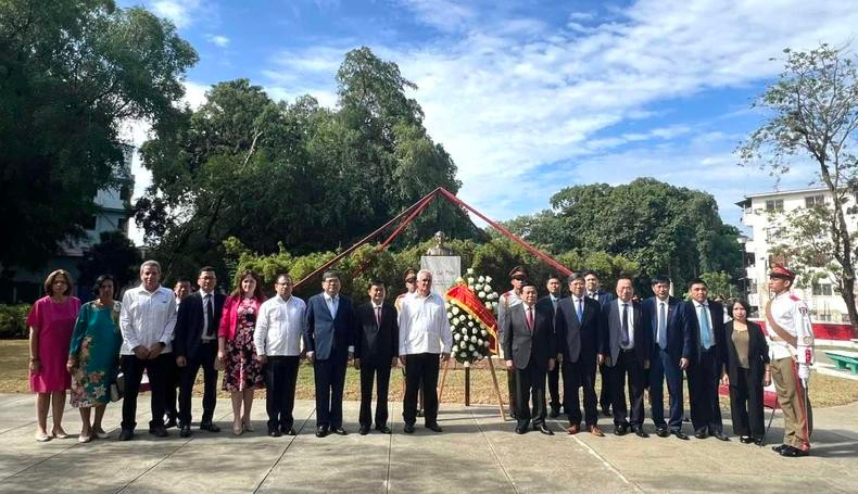 La délégation vietnamienne rend hommage au président Hô Chi Minh au parc qui lui est dédié. Photo : Ambassade du Vietnam à Cuba.