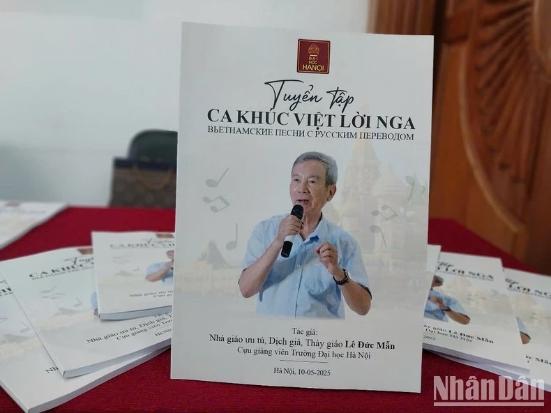 Recueil « Chansons vietnamiennes en paroles russes » du pédagogue et traducteur Le Duc Man. Photo : NDEL