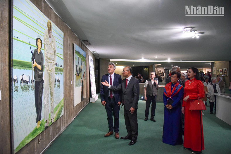 Parmi les invités à la cérémonie d’ouverture figuraient Fabien Roussel, secrétaire national du Parti communiste français, l’ambassadeur du Vietnam en France Dinh Toan Thang et son épouse, ainsi que Nguyen Thi Van Anh, ambassadrice – cheffe de la Délégation permanente du Vietnam auprès de l’UNESCO. Photo : Khai Hoan