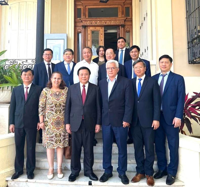 Visite du Centre Fidel Castro Ruz par la délégation vietnamienne. Photo : Ambassade du Vietnam à Cuba.