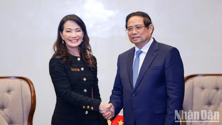 Le Premier ministre Pham Minh Chinh et Jareeporn Jarukornsakul, présidente du groupe WHA (Thaïlande). Photo : NDEL