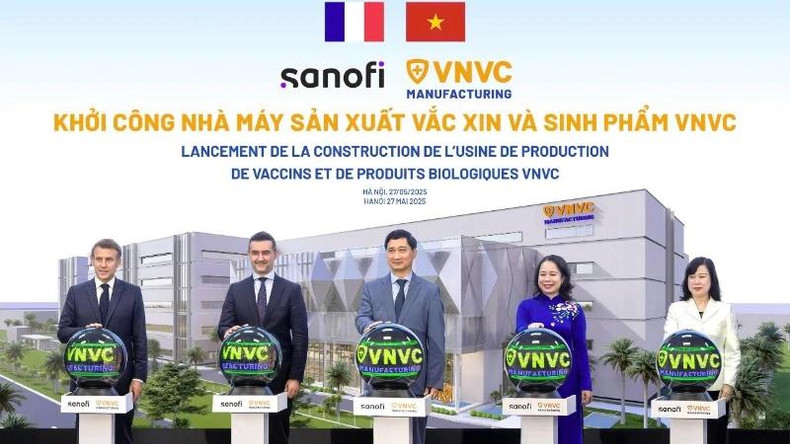 Le président français Emmanuel Macron, la vice-présidente vietnamienne Vo Thi Anh Xuan, la ministre de la Santé Dao Hong Lan, Burak Pekmezci - directeur général de Sanofi Vietnam et Ngo Chi Dung - président du conseil d’administration et directeur général VNVC appuient symboliquement sur le bouton de lancement des travaux de construction de l’usine de vaccins et de produits biologiques VNVC. Photo : Son Tung Le président français Emmanuel Macron, la vice-présidente vietnamienne Vo Thi Anh Xuan, la ministre de la Santé Dao Hong Lan, Burak Pekmezci - directeur général de Sanofi Vietnam et Ngo Chi Dung - président du conseil d’administration et directeur général VNVC appuient symboliquement sur le bouton de lancement des travaux de construction de l’usine de vaccins et de produits biologiques VNVC. Photo : Son Tung
