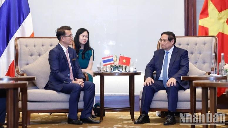 Le Premier ministre Pham Minh Chinh et Chongrak Rattanapan, président de Kasikornbank (KBank) de Thaïlande. Photo : NDEL